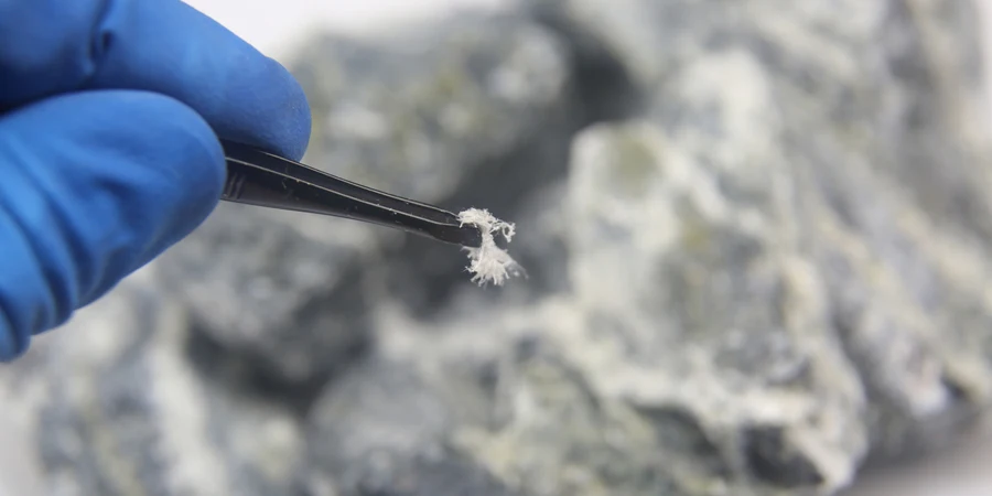Chrysotile asbestos fiber close up 1
